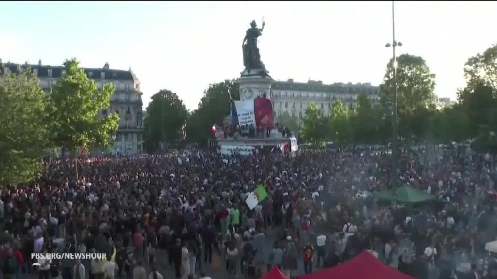 A crowd gathered around a statue.